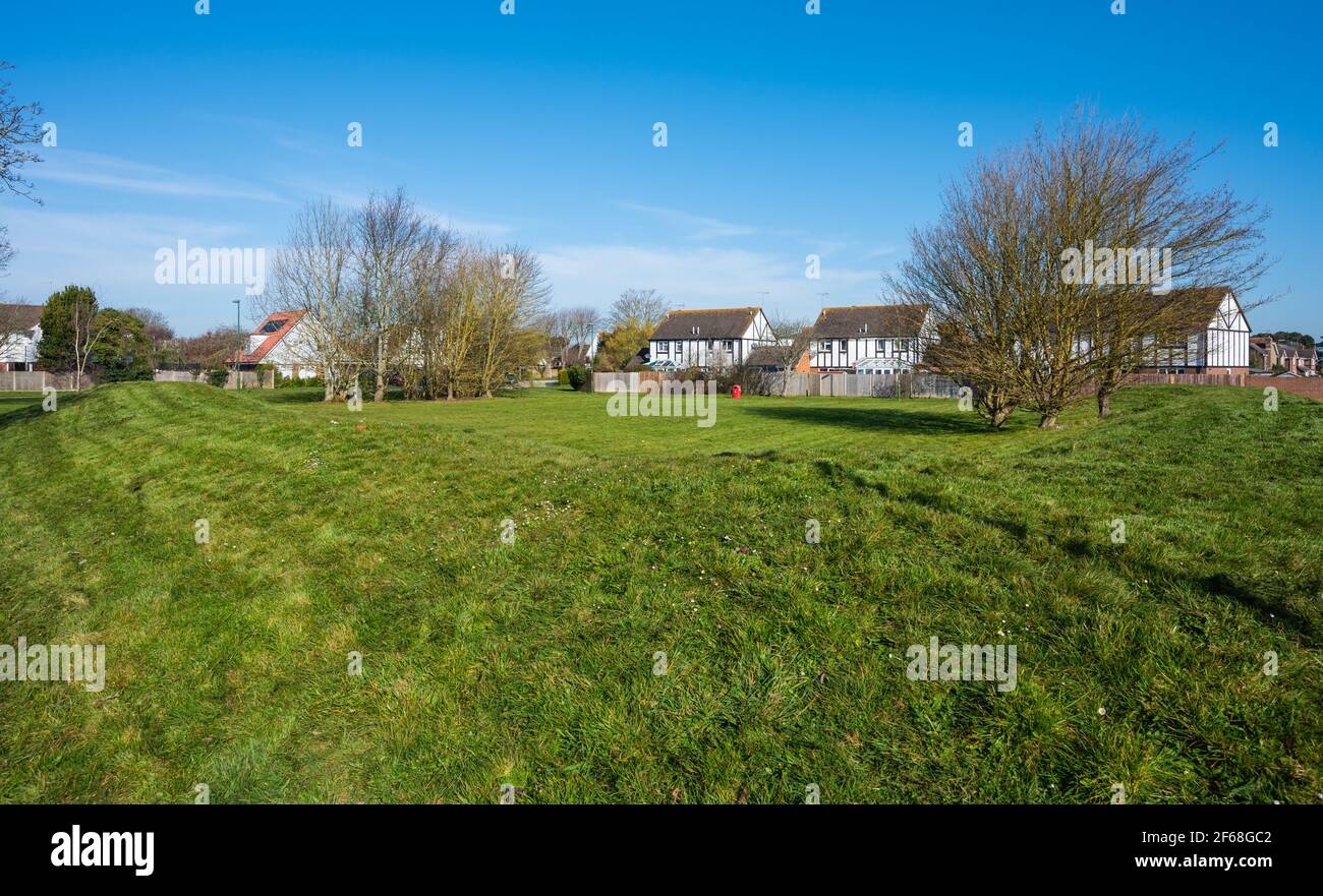 Erdhügel um Grasland in West Sussex, England, Großbritannien. Solche Hügel werden oft verwendet, um zu verhindern, dass Zigeuner oder Reisende Wohnwagen auf Rasenflächen parken. Stockfoto