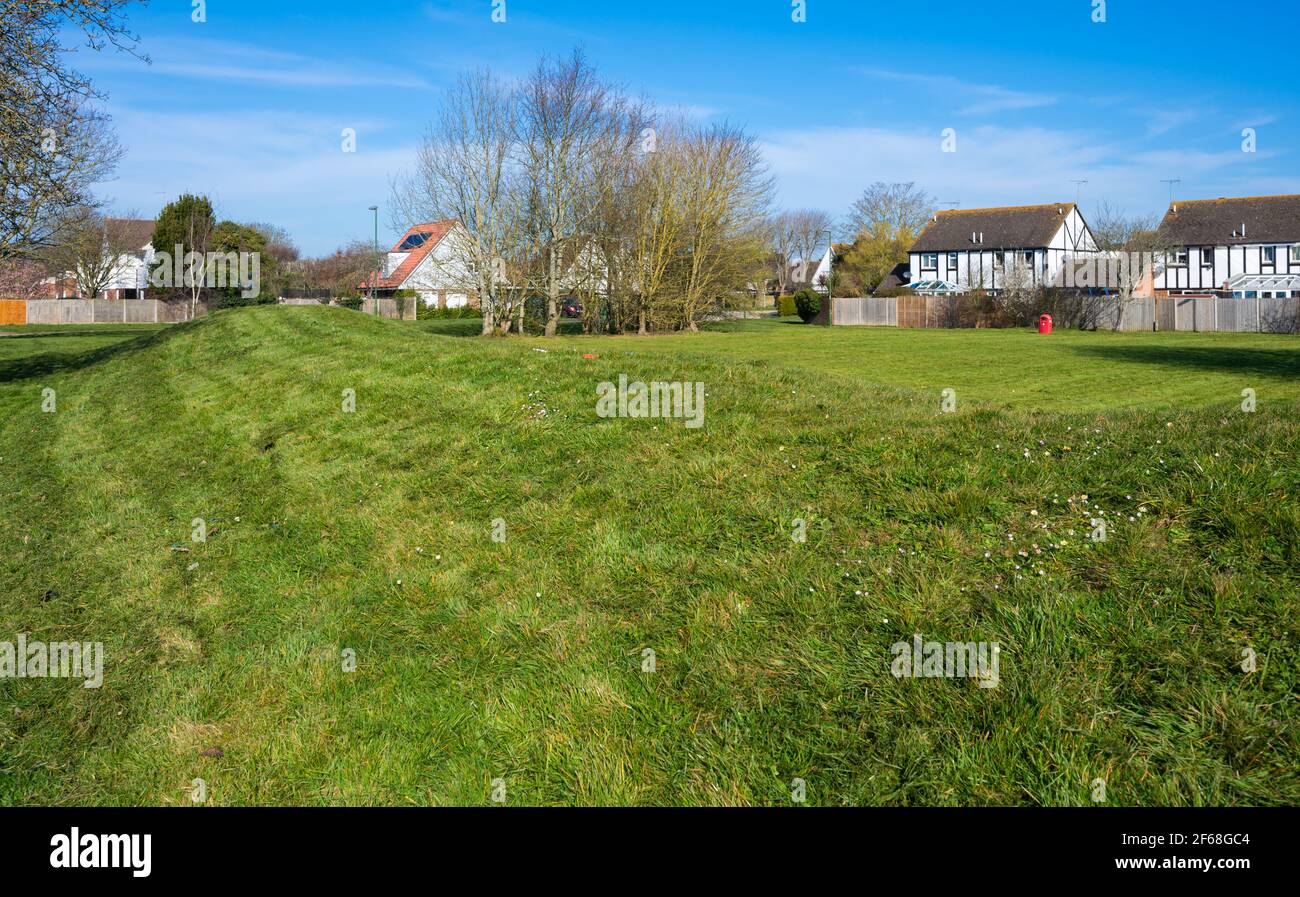Erdhügel um Grasland in West Sussex, England, Großbritannien. Solche Hügel werden oft verwendet, um zu verhindern, dass Zigeuner oder Reisende Wohnwagen auf Rasenflächen parken. Stockfoto