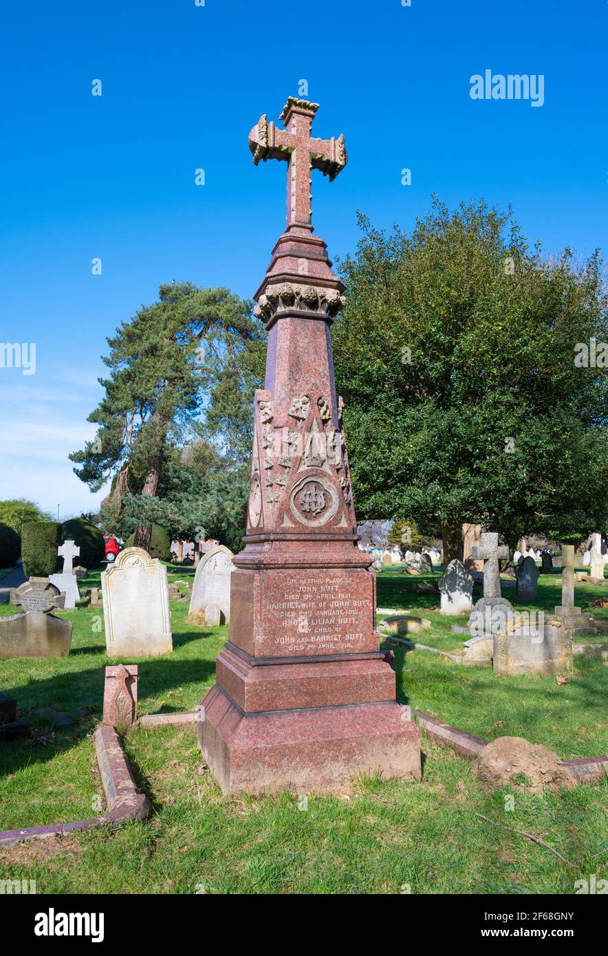Großes Kreuz auf einem Familiengrundstück auf dem Friedhof Littlehampton in Littlehampton, West Sussex, England, Großbritannien. Stockfoto