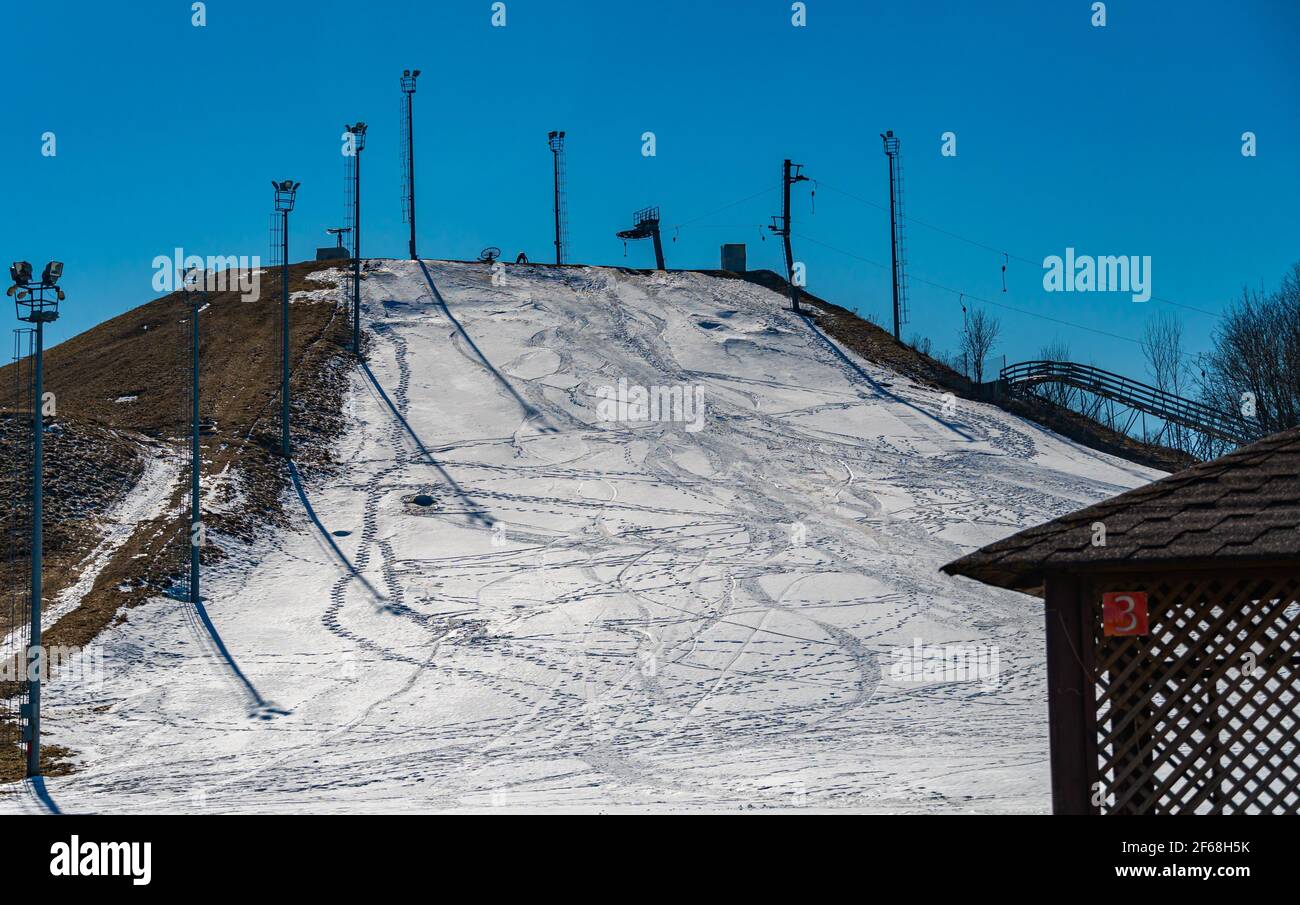 Die Skipiste schließt die Saison im Frühjahr Stockfoto