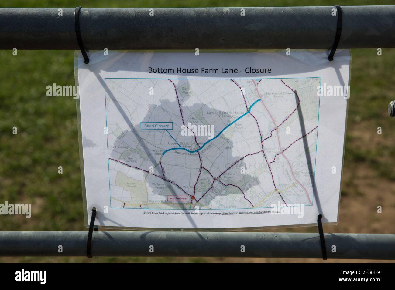 Chalfont St Giles, Großbritannien. März 2021, 30. Ein Hinweis des Stadtrats von Buckinghamshire, der an einem Tor am Chiltern Way befestigt ist, weist darauf hin, dass die nahegelegene Bottom House Farm Lane wegen Arbeiten an einem Lüftungsschacht für den Abschnitt Chiltern Tunnel der Hochgeschwindigkeitsstrecke HS2 geschlossen ist. Zu den Arbeiten gehören der Bau des Lüftungsschachts, einer Böschung und einer temporären Haul-Straße. Kredit: Mark Kerrison/Alamy Live Nachrichten Stockfoto