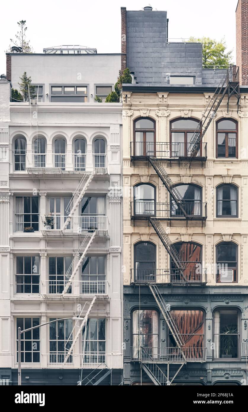 Alte Wohngebäude mit eisernen Feuerausgängen, Farbtonung angewendet, New York City, USA. Stockfoto