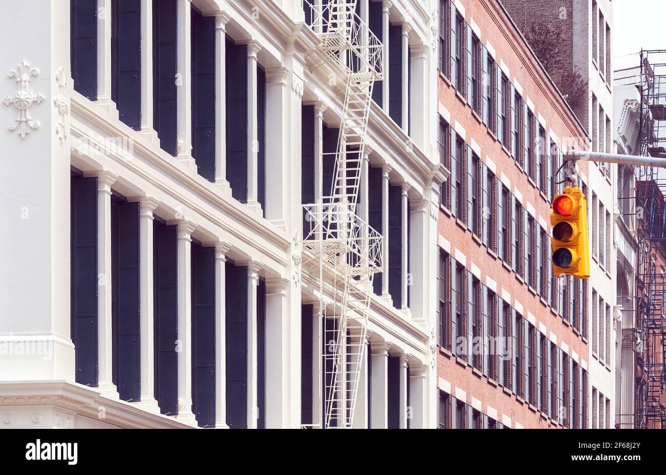 Altes Gebäude mit eiserner Feuerflucht, Farbtonung angewendet, New York City, USA. Stockfoto