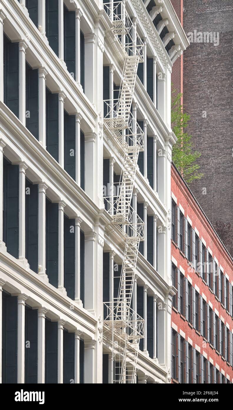 Altes Gebäude mit eiserner Feuerschutzflucht, New York City, USA. Stockfoto