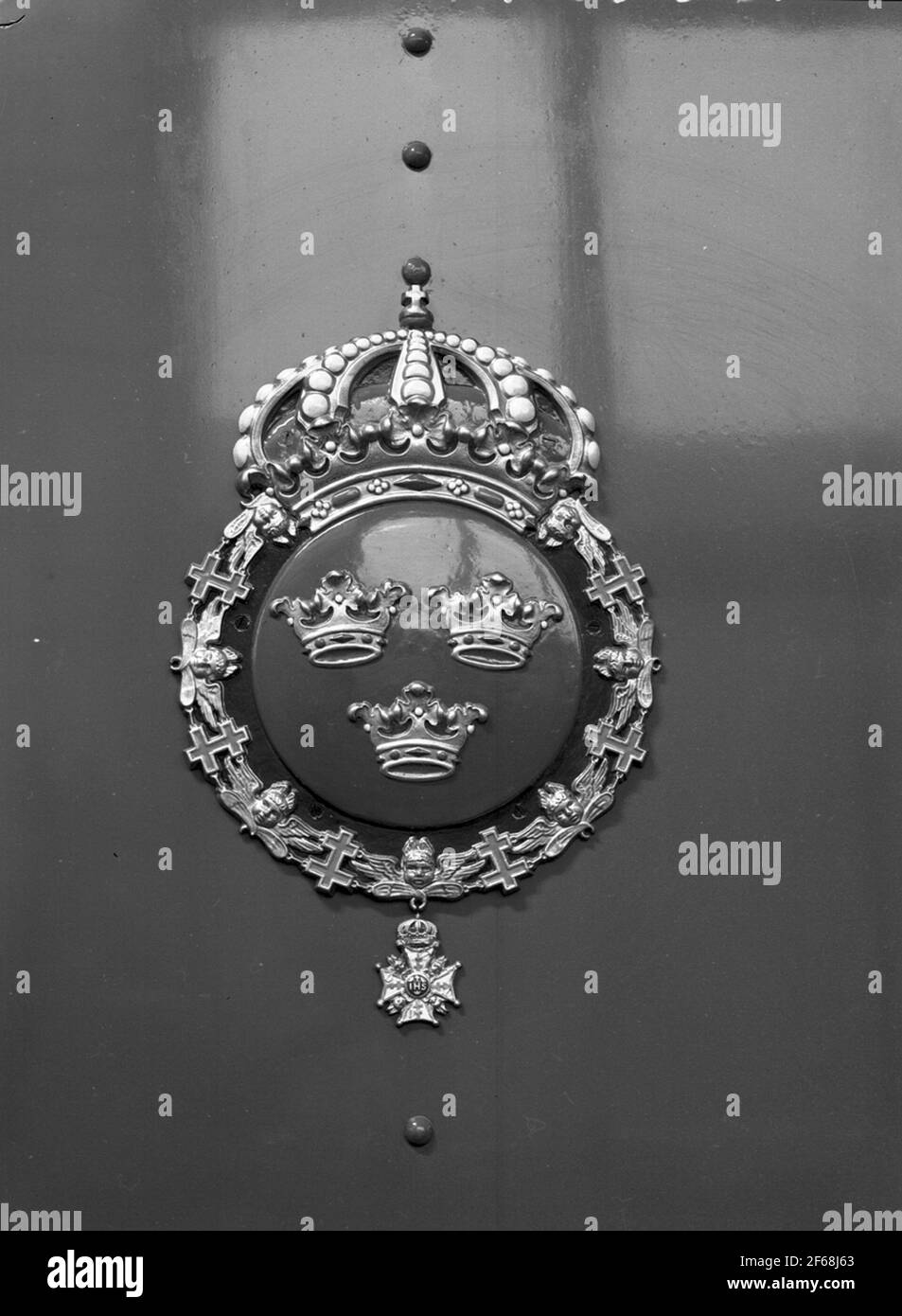 Königliches Emblem auf dem Wagen von König Gustav VI Adolf SJ S03 2904. Zunächst literarisch A03, 1956 geändert zu S03. Stockfoto