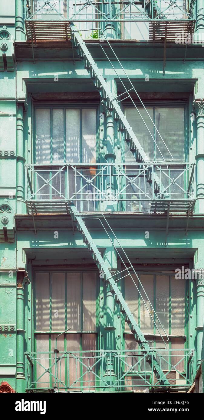 Altes grünes Gebäude mit eiserner Feuerschutztvom, New York City, USA. Stockfoto