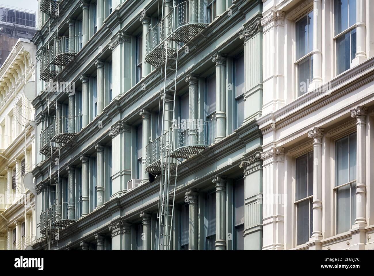 Reihe von alten Gebäuden mit eisernen Feuertreppen, New York City, USA. Stockfoto