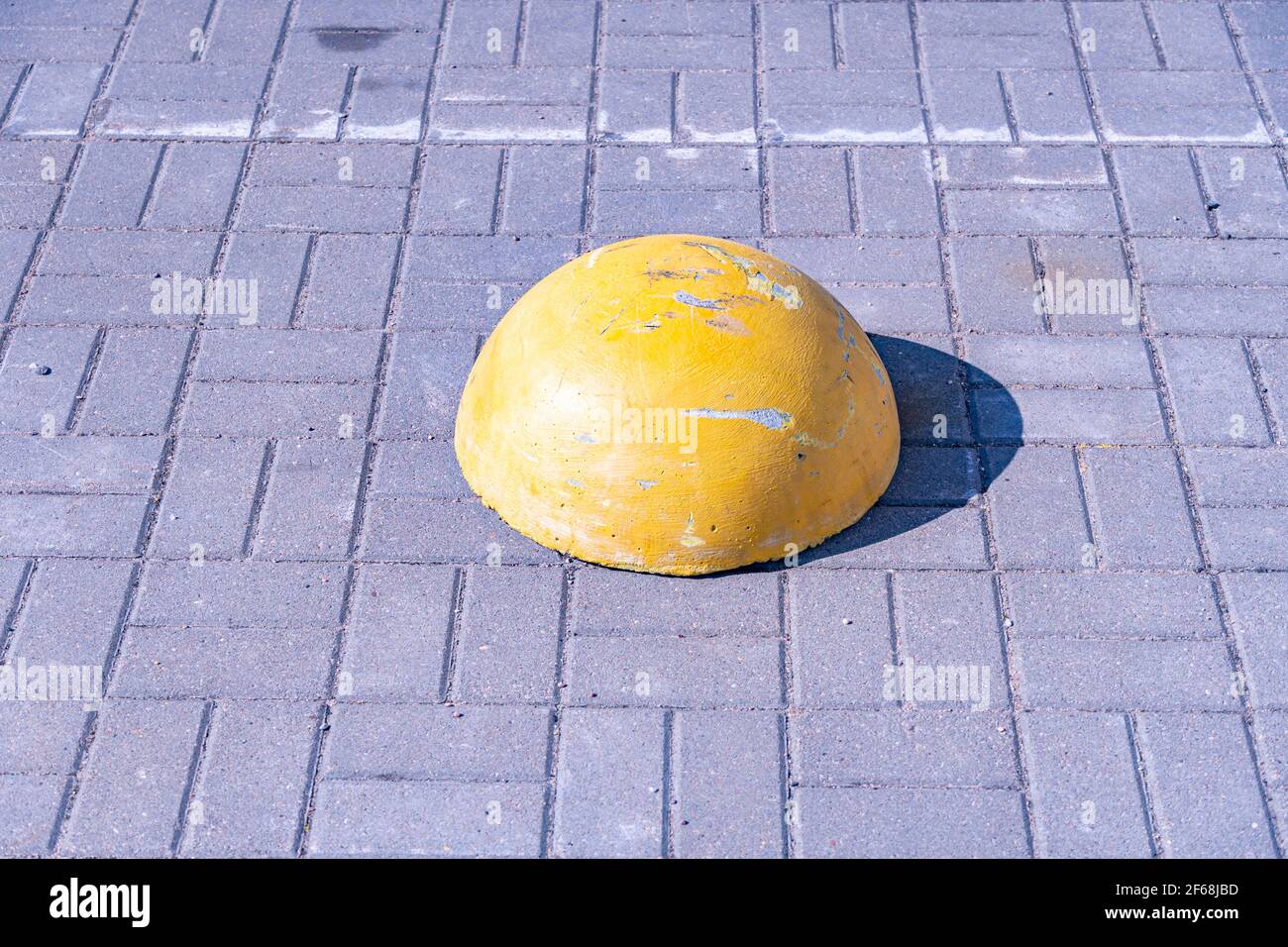 Beton schützende Bürgersteig Hemisphäre, zerkratzt gelbe Bürgersteig Hemisphäre Stockfoto