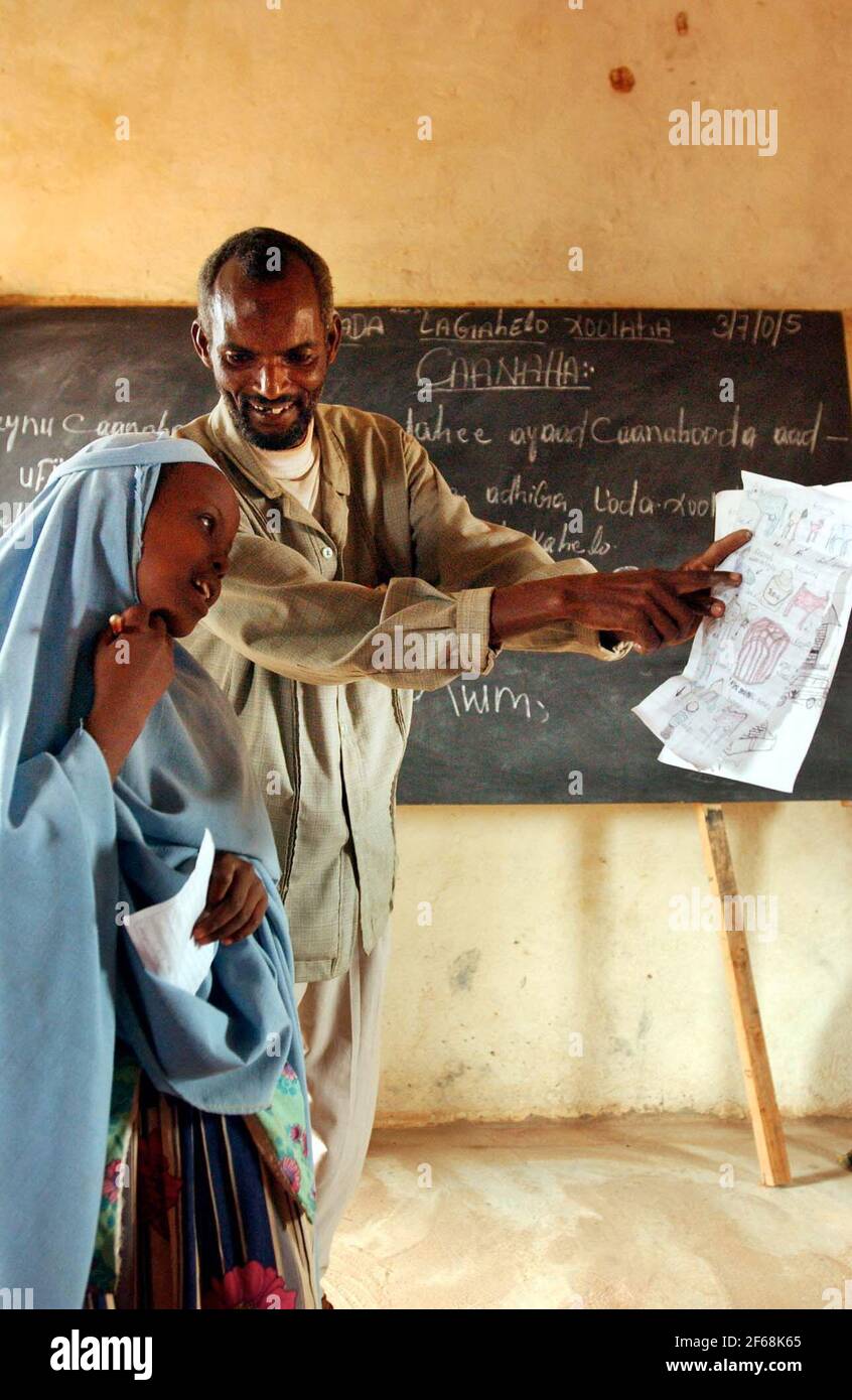 AN DER KORANSCHULE FÜR PASTORALISTISCHE KINDER,EINGERICHTET MIT HILFE VON SAVE THE CHILDREN IN SOMALILAND , ,4/7/05,TOM PILSTON Stockfoto