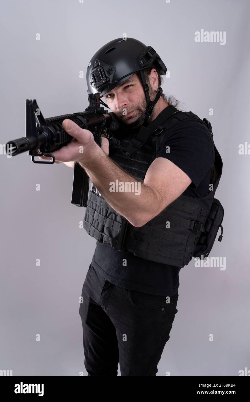 Voll ausgestattet für Airsoft männlich bereit zu schießen trägt Helm und Schutzweste. Kampf mit Schutzausrüstung macht das Spiel groß Stockfoto