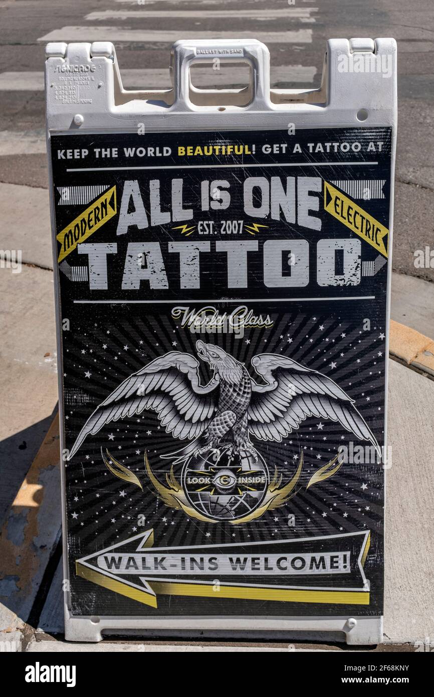 „All is One“ Tattoo-Shop in Nob Hill, Albuquerque, New Mexico (an der Central Avenue AKA Route 66) Stockfoto