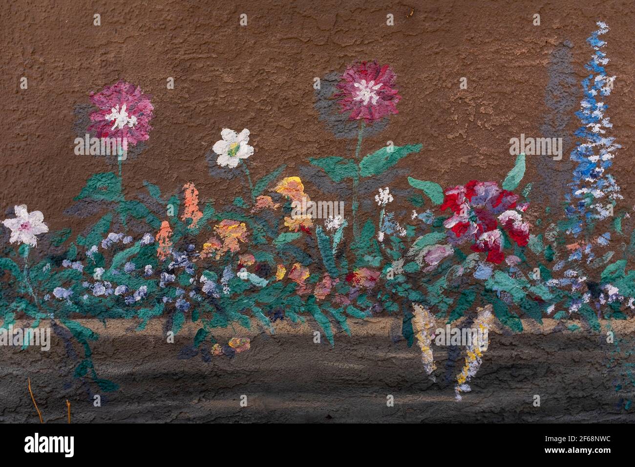 Bemalte Blumen an der Außenwand des „The Yarn Store at Nob Hill“ in Albuquerque, New Mexico Stockfoto