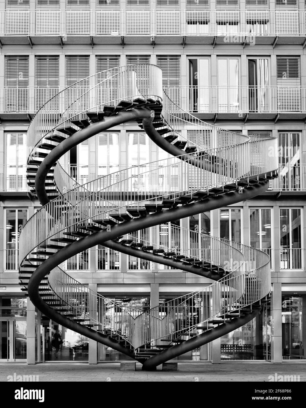 München, 23. Juli 2013: Moderne Stadtarchitektur. Endlose Treppe mit wirbelter Form bis unendlich. Gescannter bw-Film mit Körnung Stockfoto