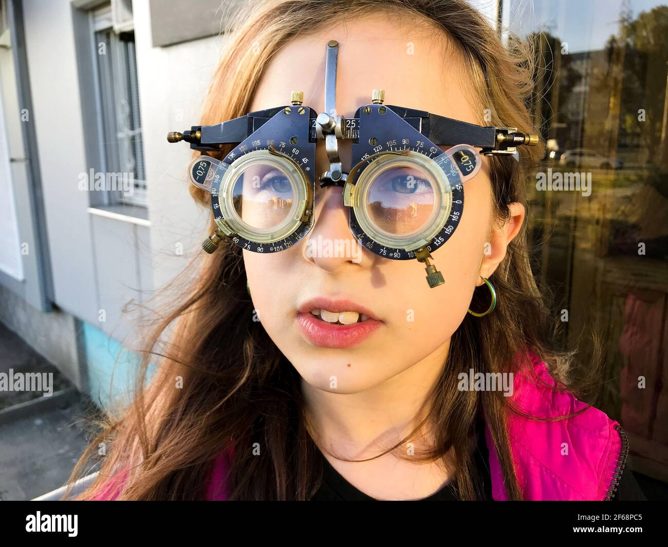 Teenager-Mädchen, die eine Brille in Optiker-Shop. Augenarzt ist die Wahl  Brille für ein Mädchen Stockfotografie - Alamy