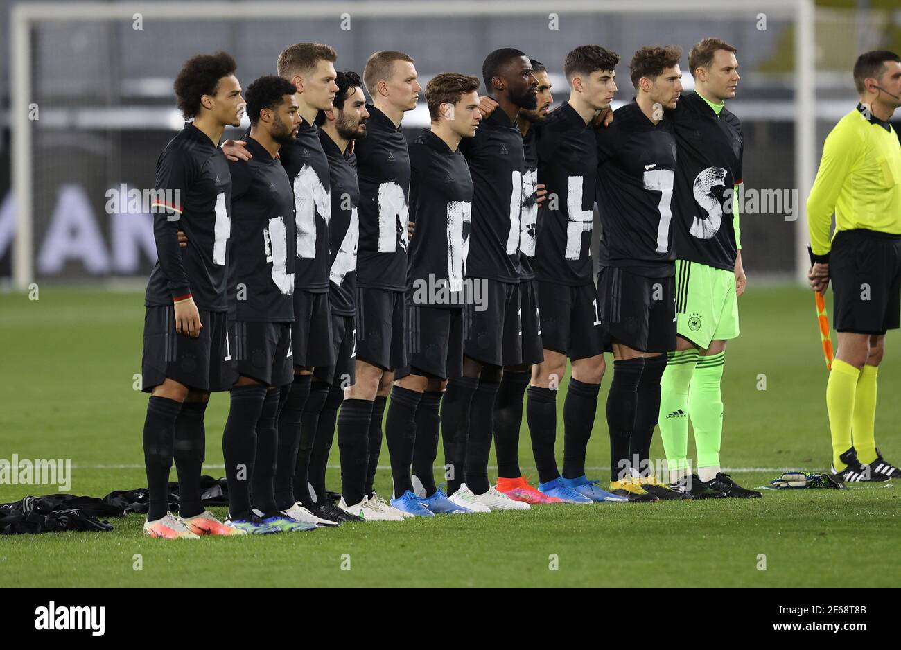 Duisburg, Deutschland. 25th Mär, 2021. firo: 25.03.2021 Fuvuball, Fußball: LV§Nderspiel Nationalmannschaft WM Qualifikation Deutschland, GER -Island Team demonstriert, T-Shirt Menschenrechte T-Shirt Protest der Nationalspieler ¬ªIt kam aus dem Team¬ . Mit bemalten Hemden, die DFB-Elf fvºr Menschenrechte Dawith, das Team auch auf die Arbeitsbedingungen im WM-Gastgeberland Katar ausgerichtet. Quelle: dpa/Alamy Live News Stockfoto