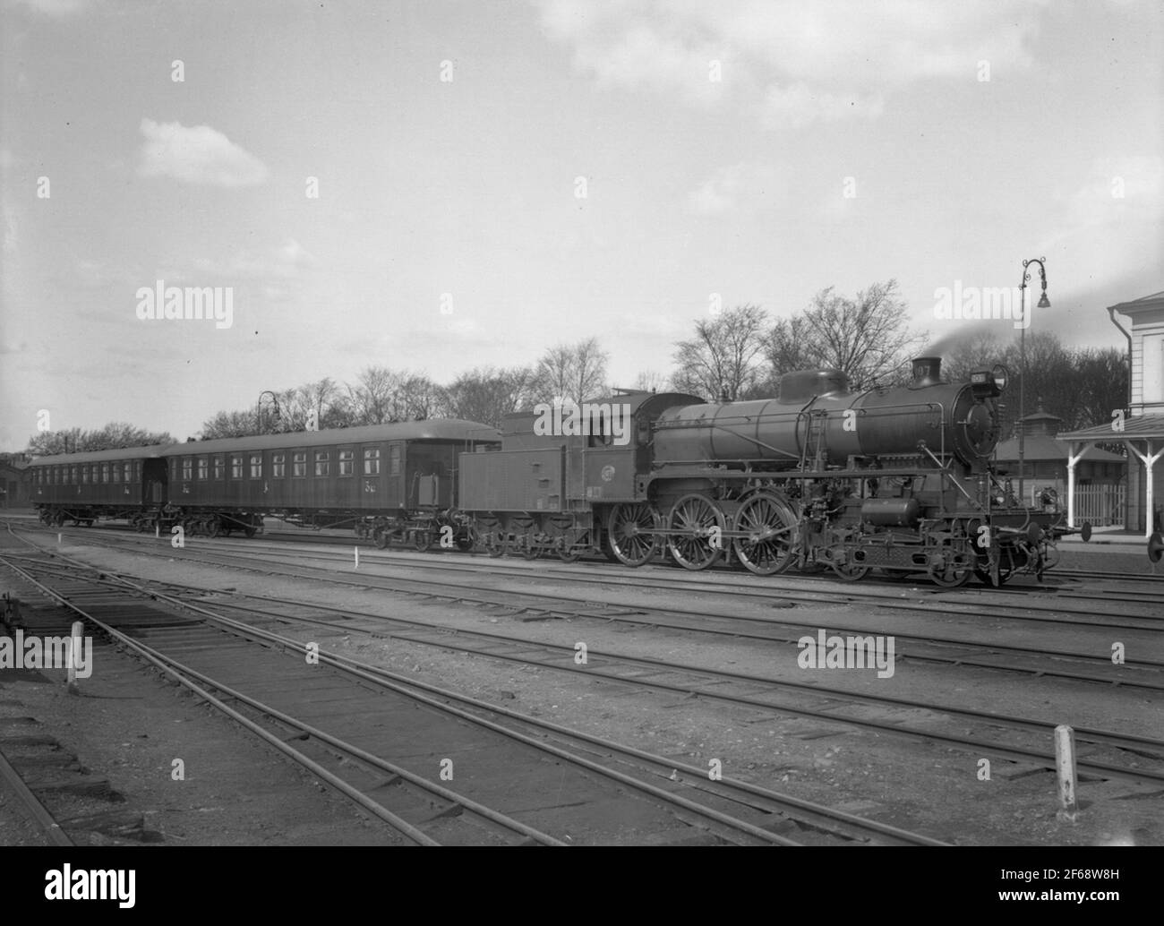 Sätj H4 107 und KJ C0 82, KJ C0 83. Die Dampflokomotive wurde 1930 von der Motala-Werkstatt hergestellt und hatte die höchste Geschwindigkeit von 90 km/h. Verkauft 1940 an die Staatsbahnen und erlaubt SJ A4 1546. 1972 verschrottet. Stockfoto