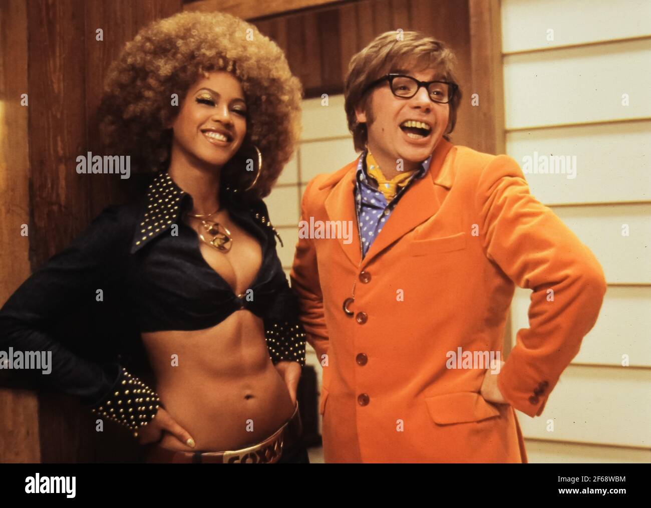 Beyonce Knowles, Mike Myers, 'Austin Powers in Goldmember' (2002). Foto: Melinda Sue Gordon/New Line Cinema/THA. Dateireferenz # 34082-1212THA Stockfoto