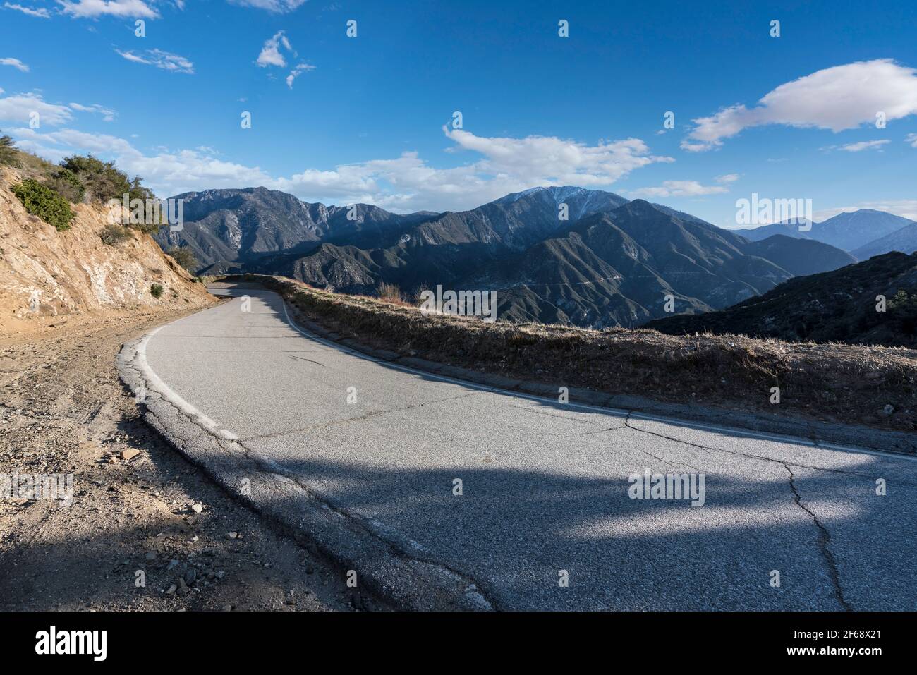 Blick auf die Glendora Ridge Road und Mt Baldy in den San Gabriel Mountains im Los Angeles County California. Stockfoto