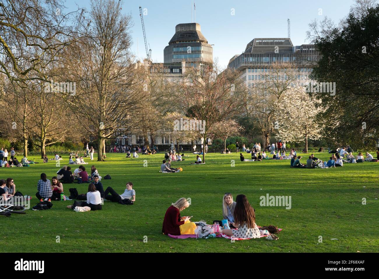 Im St james Park versammelten sich zur Erleichterung von Menschenmengen Sperre Stockfoto