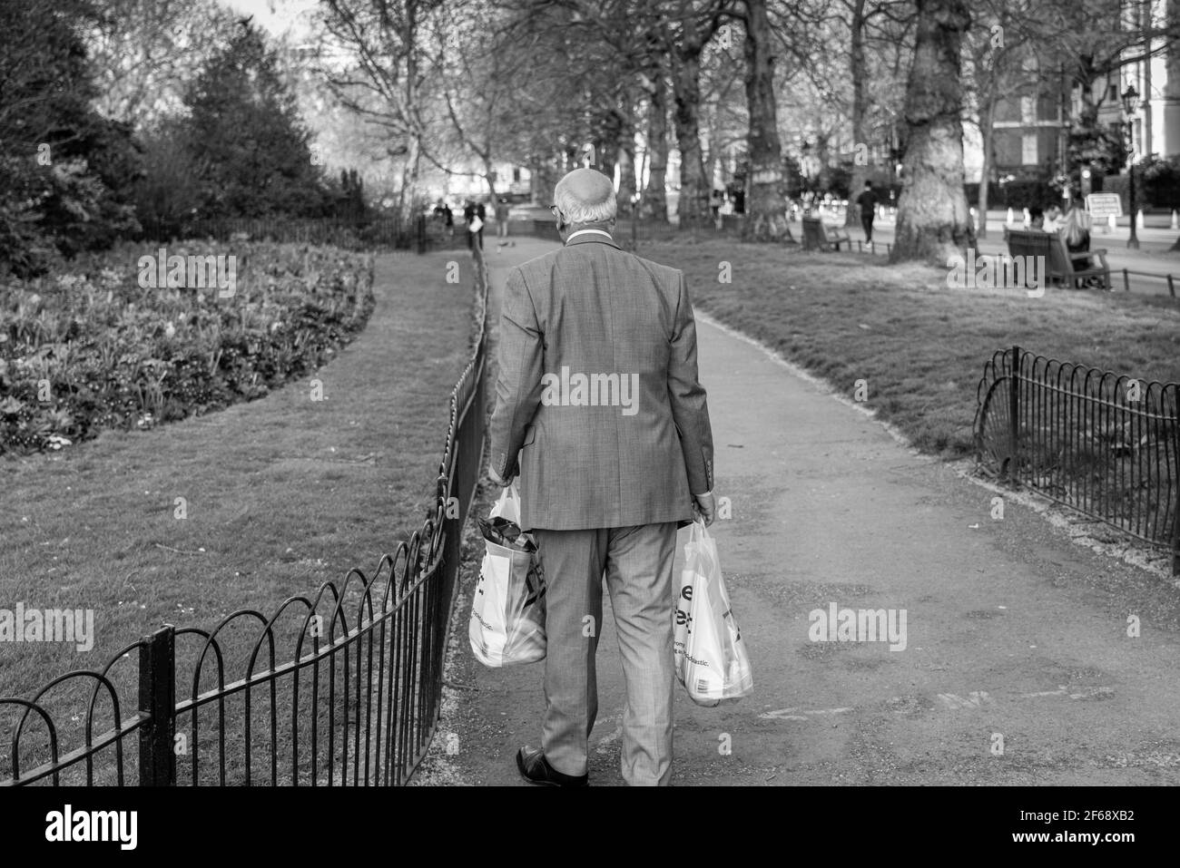 Im St james Park versammelten sich zur Erleichterung von Menschenmengen Sperre Stockfoto