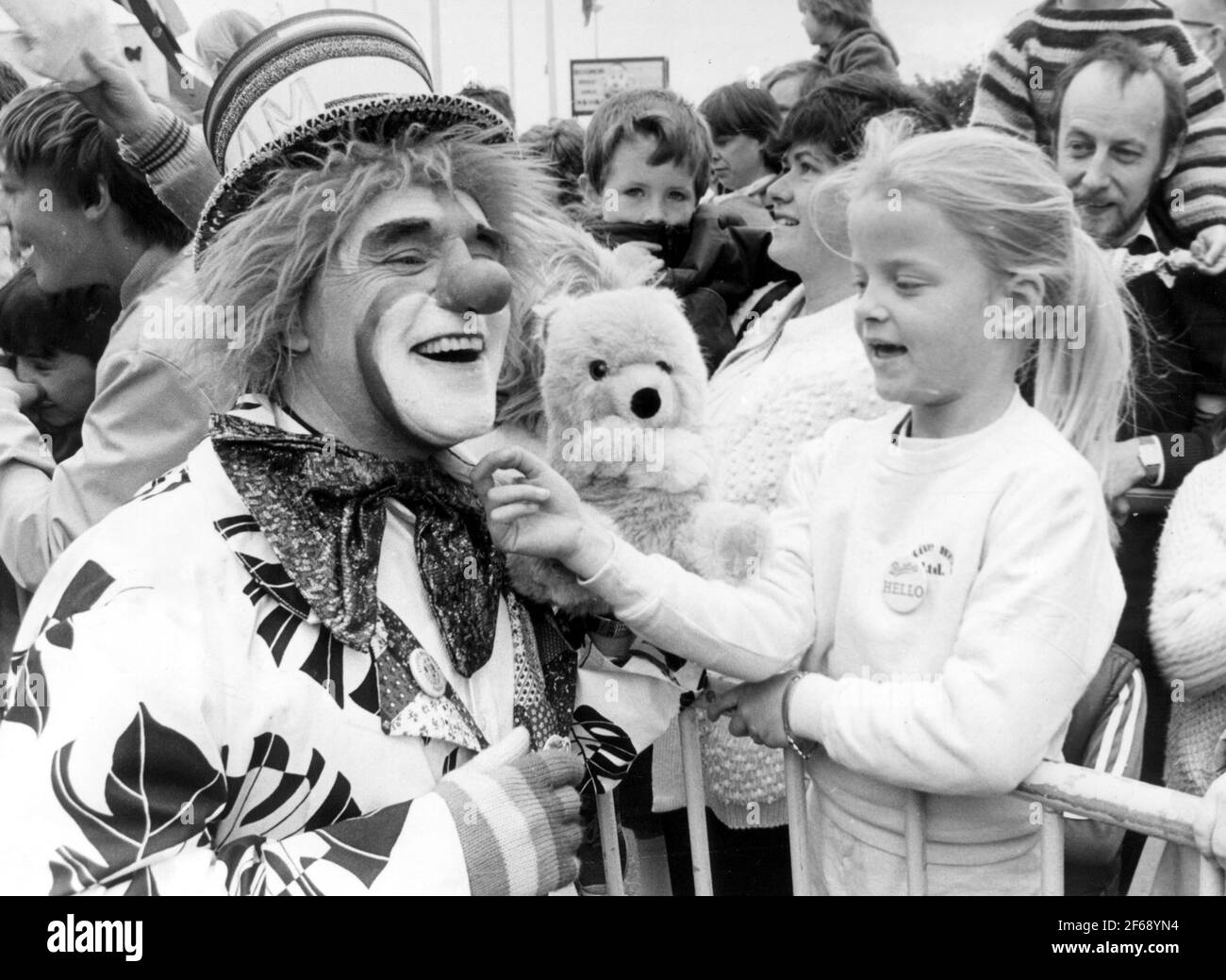 HERR JUM TRIFFT DIE 6-JÄHRIGE CLAIRE LLOYD VON BOGNOR AUF DER BOGNOR CLOWNS CONVENTION 1984 PIC MIKE WALKER, Stockfoto