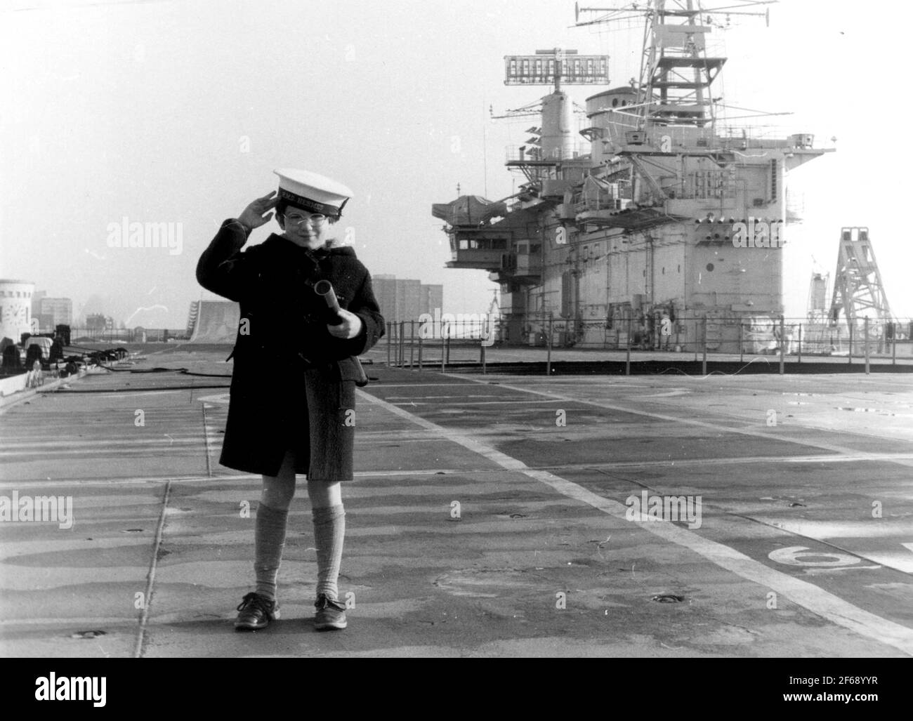 DER 8-JÄHRIGE AIDAN PLATTEN AN BORD VON HMS HERMES DAS SCHIFF, DAS ER ZU KAUFEN VERSUCHTE, BEVOR ES FÜR SCHROTT VERKAUFT WURDE PIC MIKE WALKER, 1984 Stockfoto