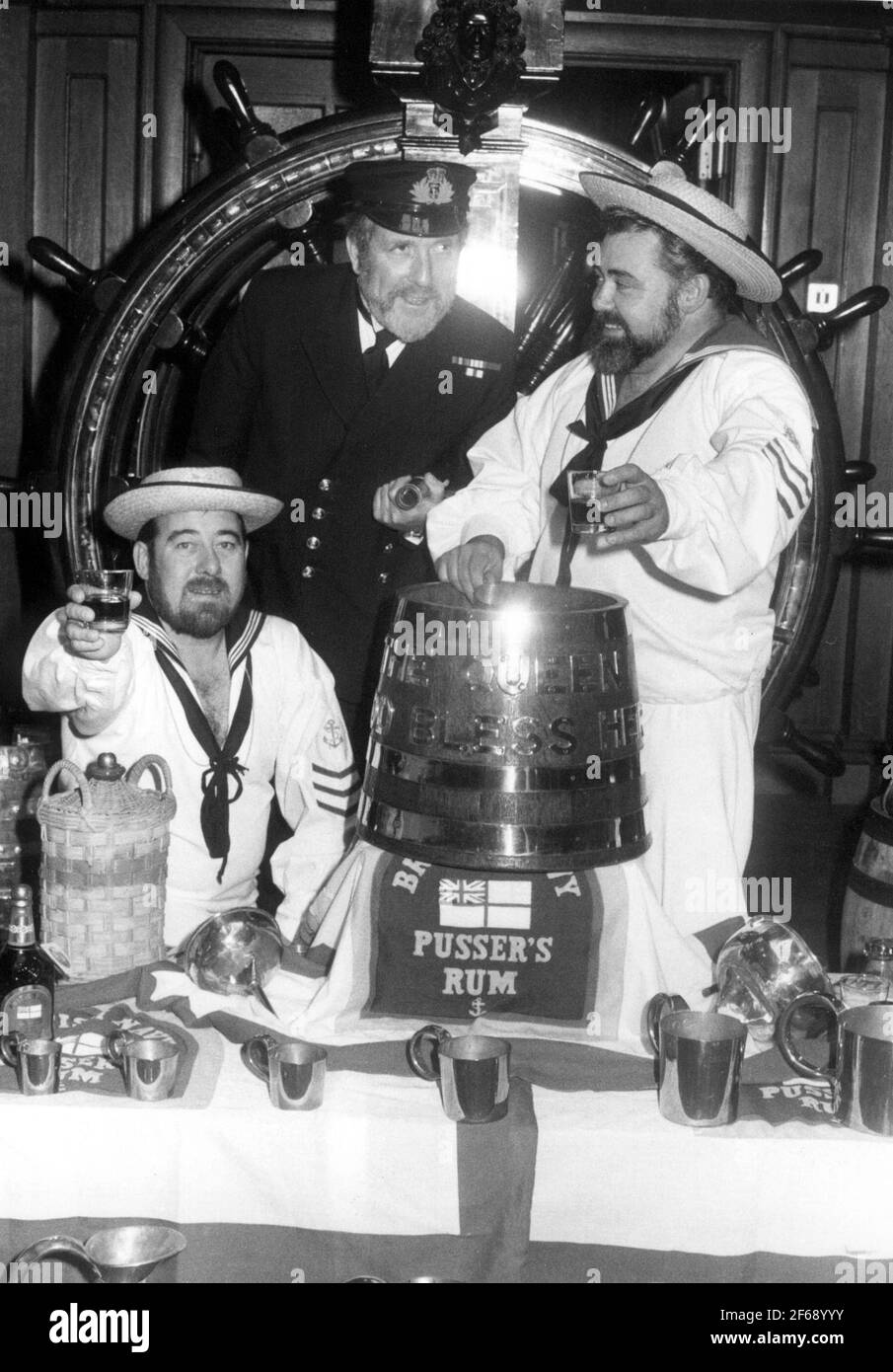 300TH JAHRE ADMIRAL VERNON. DIE RUM GROG RATION WURDE BEI HMS VERNON PORTSMOUTH AUSGESTELLT, UM ADMIRAL VERNON'S JUBILÄUM ZU FEIERN. L AN R. CPO BRIAN COOK, LT. CDR. DOUG BARLOW UND CPO HARRY BOOTHROYD. PIC MIKE WALKER, 1984 Stockfoto