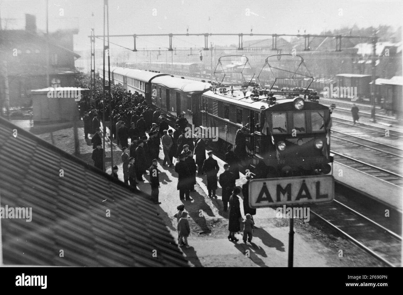 Der Bahnhof Åmår wurde 1879 eröffnet. Stationhouse war ursprünglich ein zweistöckiges Ziegelgebäude. 1910 und 1930s wurde O modernisiert Statationshuset. Der erste Elektrozug kommt am Bahnhof an. SJ D 202. Die Lokomotive wurde 1933 von ASEA hergestellt. 1979 in Vislanda verschrottet. Stockfoto