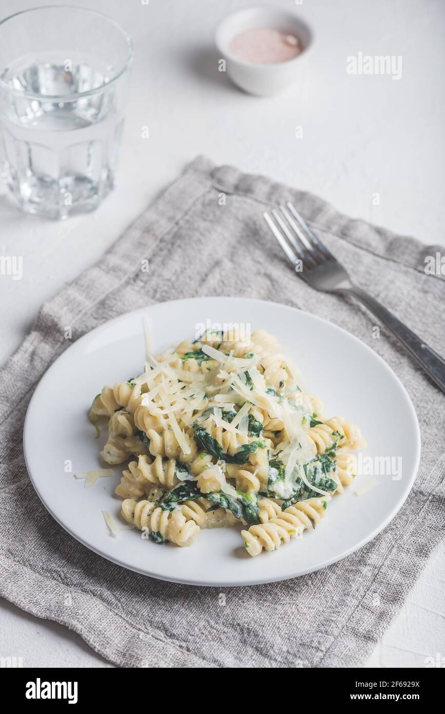Cremige Spinat Pasta mit Ricotta und Parmesan Stockfoto