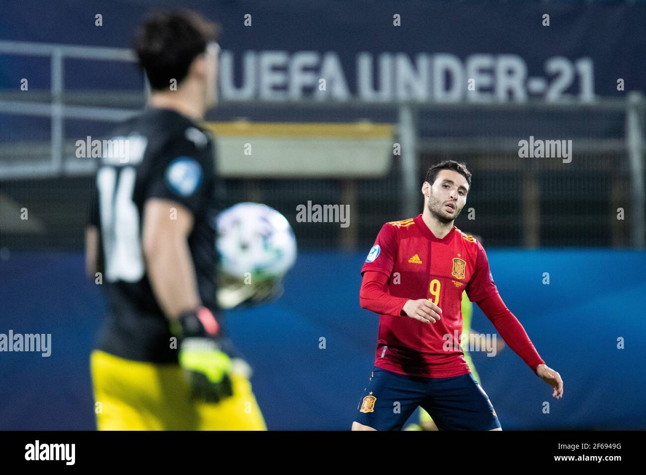 CELJE, SLOWENIEN - MÄRZ 30: Abel Ruiz aus Spanien konzentriert sich auf tschechische Torhüter während des UEFA-U-21-Europameisterschaftsspiel der Gruppe B 2021 zwischen Spanien und Tschechien im Stadion Celje am 30. März 2021 in Celje, Slowenien. MB-Medien Stockfoto