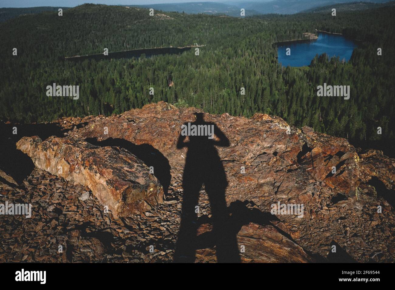 Woman's Shadow auf einer Wanderung am frühen Morgen über zwei Scenic Seen Stockfoto