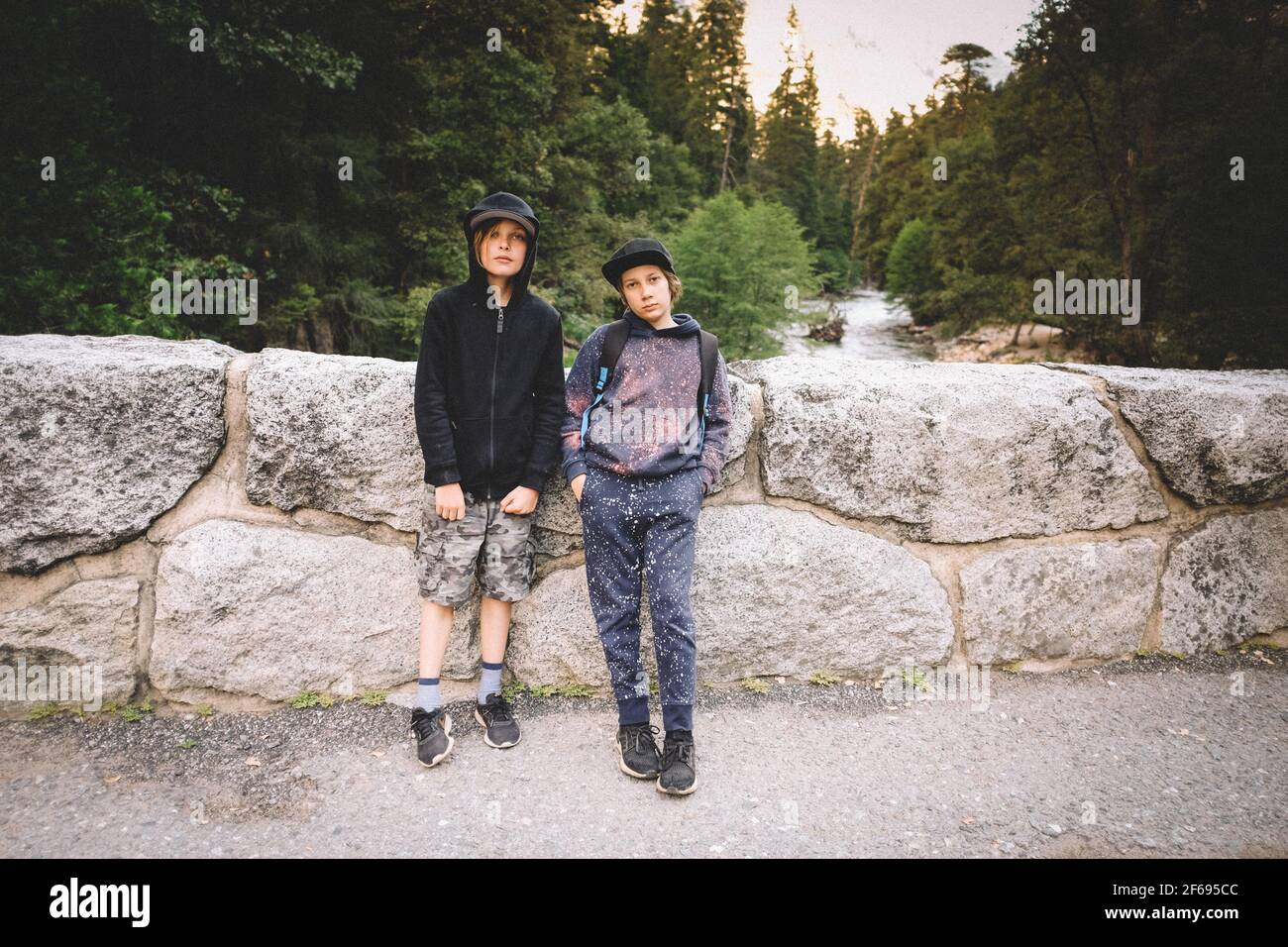 Zwei Freunde posieren für Foto auf der Steinbrücke über Merced Fluss Stockfoto
