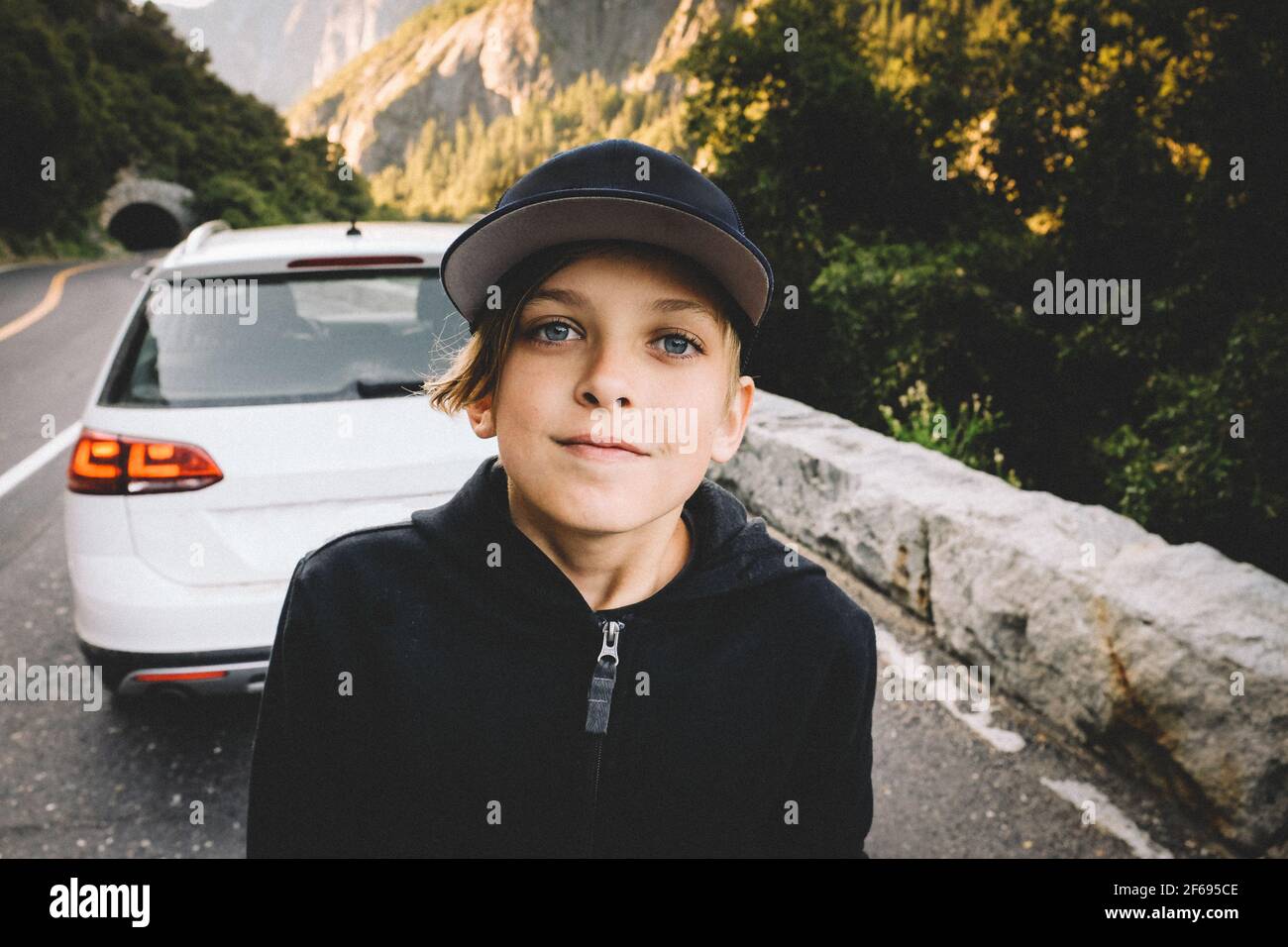 Tween Smiles für Kamera auf einer Road Trip durch Yosemite Tal Stockfoto