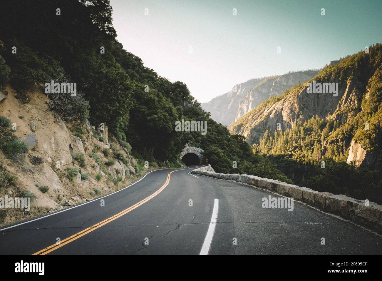 Die Curvy Road führt zum Tunnel im Yosemite National Park Stockfoto