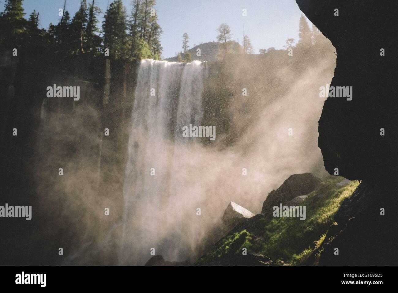 Vernal Falls vom Mist Trail im Frühsommer Tag Stockfoto