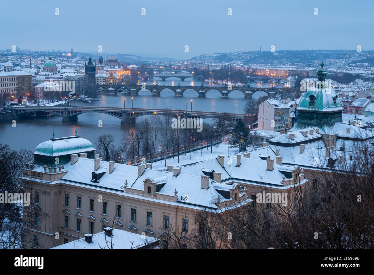 Brücken über Moldau bei Dämmerung vom Letna Park im Winter gesehen, Prag, Tschechische Republik Stockfoto
