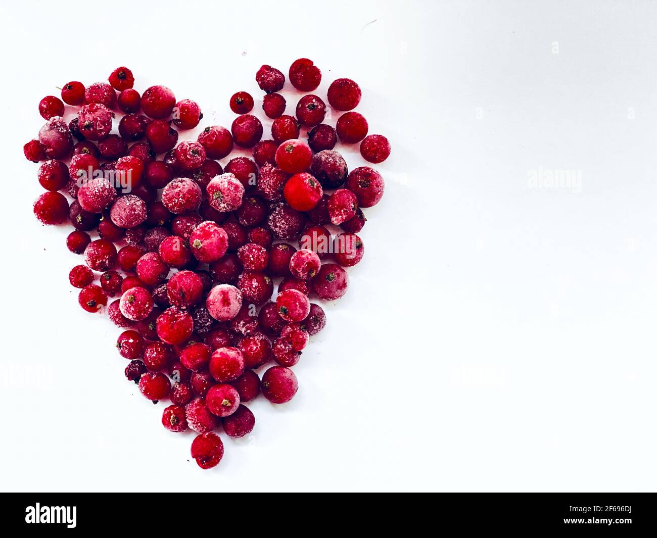 Die Beeren in Form des Herzens auf dem Weißen Hintergrund, Modell Stockfoto