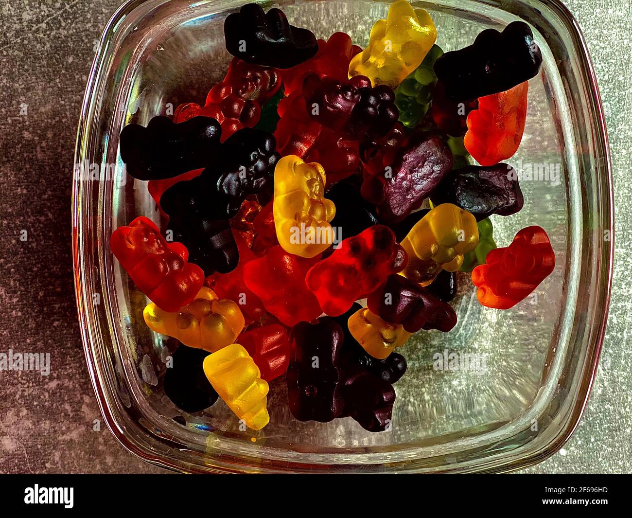 Gummibärchen in einer quadratischen Vase Stockfoto