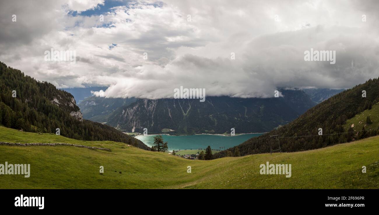 Bergpanorama Blick auf Achensee und Karwendelalpen, Tirol, Österreich im Sommer Stockfoto