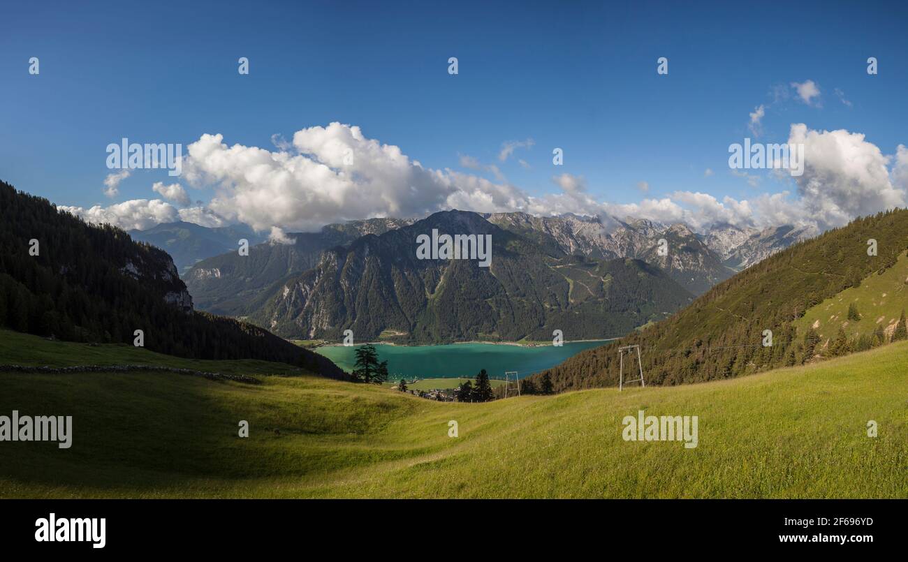 Bergpanorama Blick auf Achensee und Karwendelalpen, Tirol, Österreich im Sommer Stockfoto