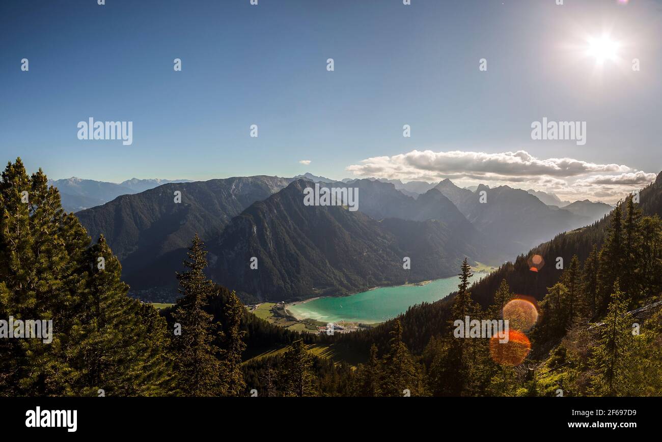 Bergpanorama Blick auf Achensee und Karwendelalpen, Tirol, Österreich im Sommer Stockfoto