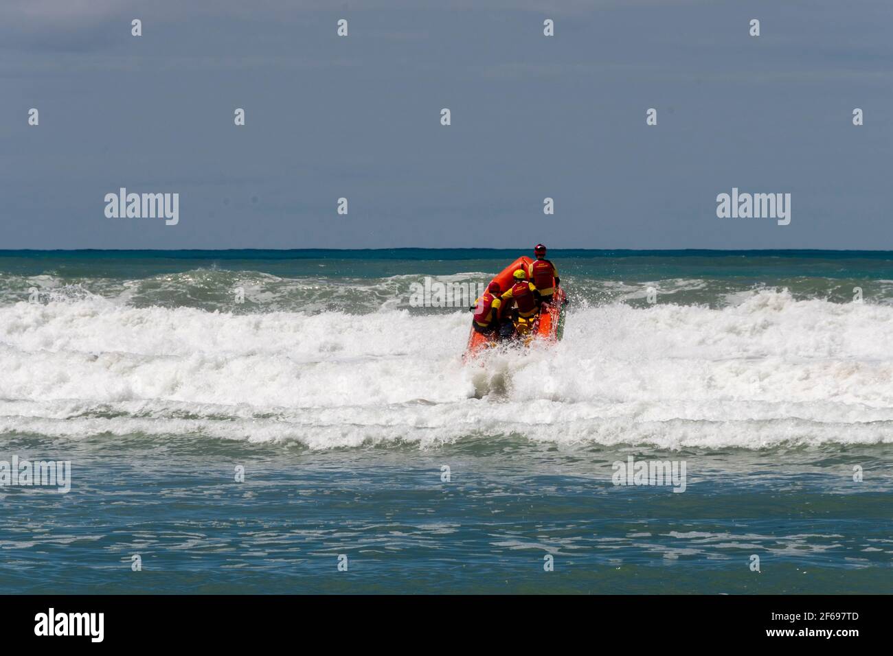Surfen Sie Rettungsschwimmer und Rettungsboot am Riversdale Beach, Wairarapa, North Island, Neuseeland Stockfoto