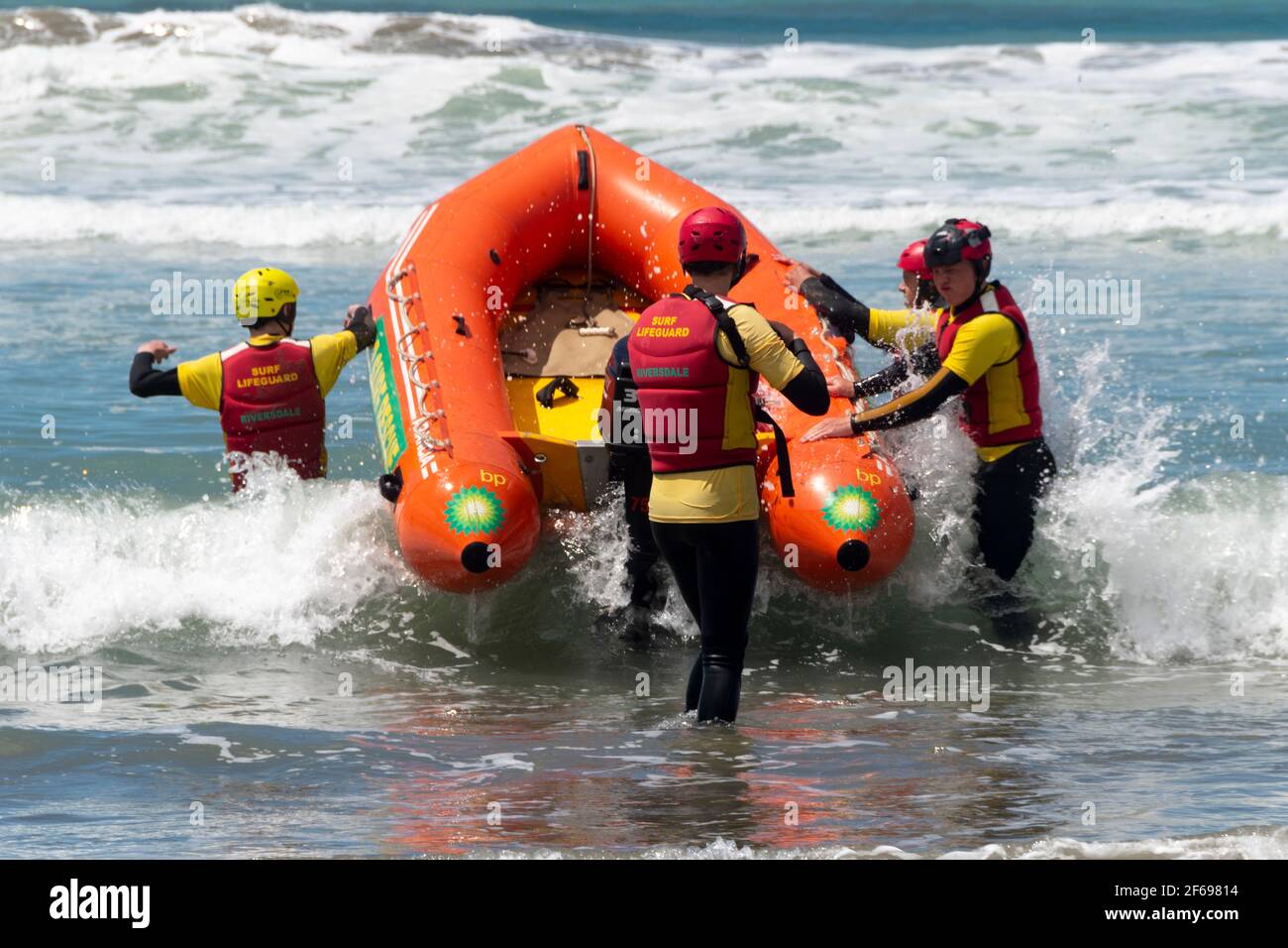 Surfen Sie Rettungsschwimmer und Rettungsboot am Riversdale Beach, Wairarapa, North Island, Neuseeland Stockfoto