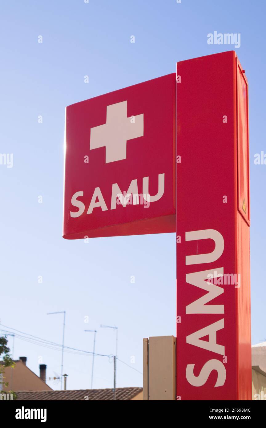 März 2021. Valencia, Spanien. Mast mit dem Parkschild für ein medizinisches Fahrzeug der SAMU, Rettungsdienste Spaniens Stockfoto