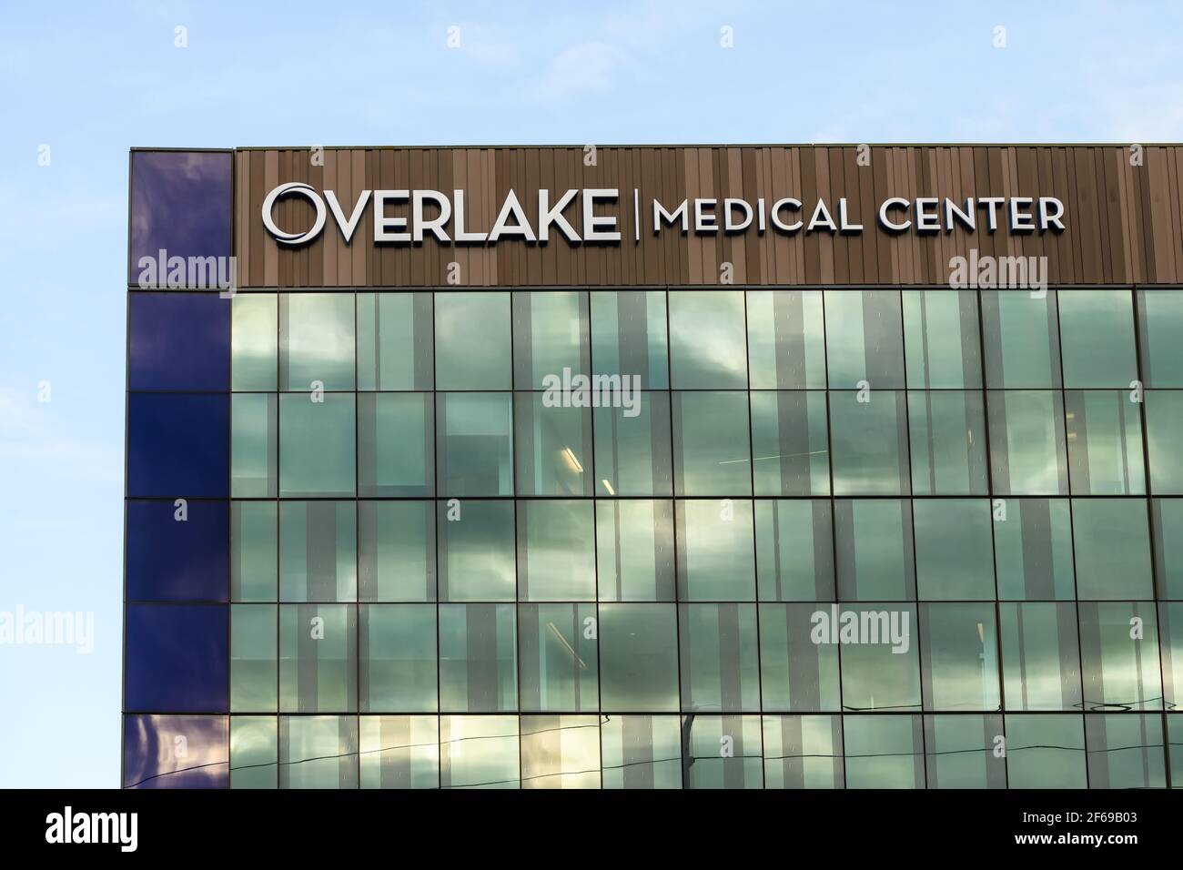 Der neue Turm im Overlake Medical Center in Bellevue im US-Bundesstaat Washington mit dem Namen der Einrichtung auf der Oberseite des Hochhauses Stockfoto