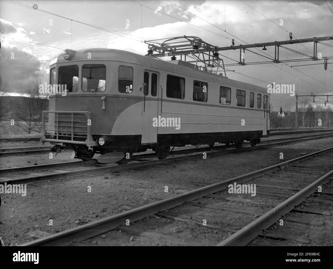 Die Staatsbahn SJ YOA1 31 war ein elektrischer Testbahnbus, der 1948 von ASEA und ASJ gebaut wurde. Der Schienenbus wurde entwickelt, um zu testen, ob motorbetriebene Schienenbusse den auf den elektrifizierten Strecken angetriebenen Diesel ersetzen könnten. Der Versuch schlug gut und SJ eingefügt den Schienenbus in den regulären Verkehr und Entscheidungen wurden getroffen, um 30 Stück bestellt Diesel-Schienenbusse auf elektrische Schienenbusse umzuwandeln. Stockfoto