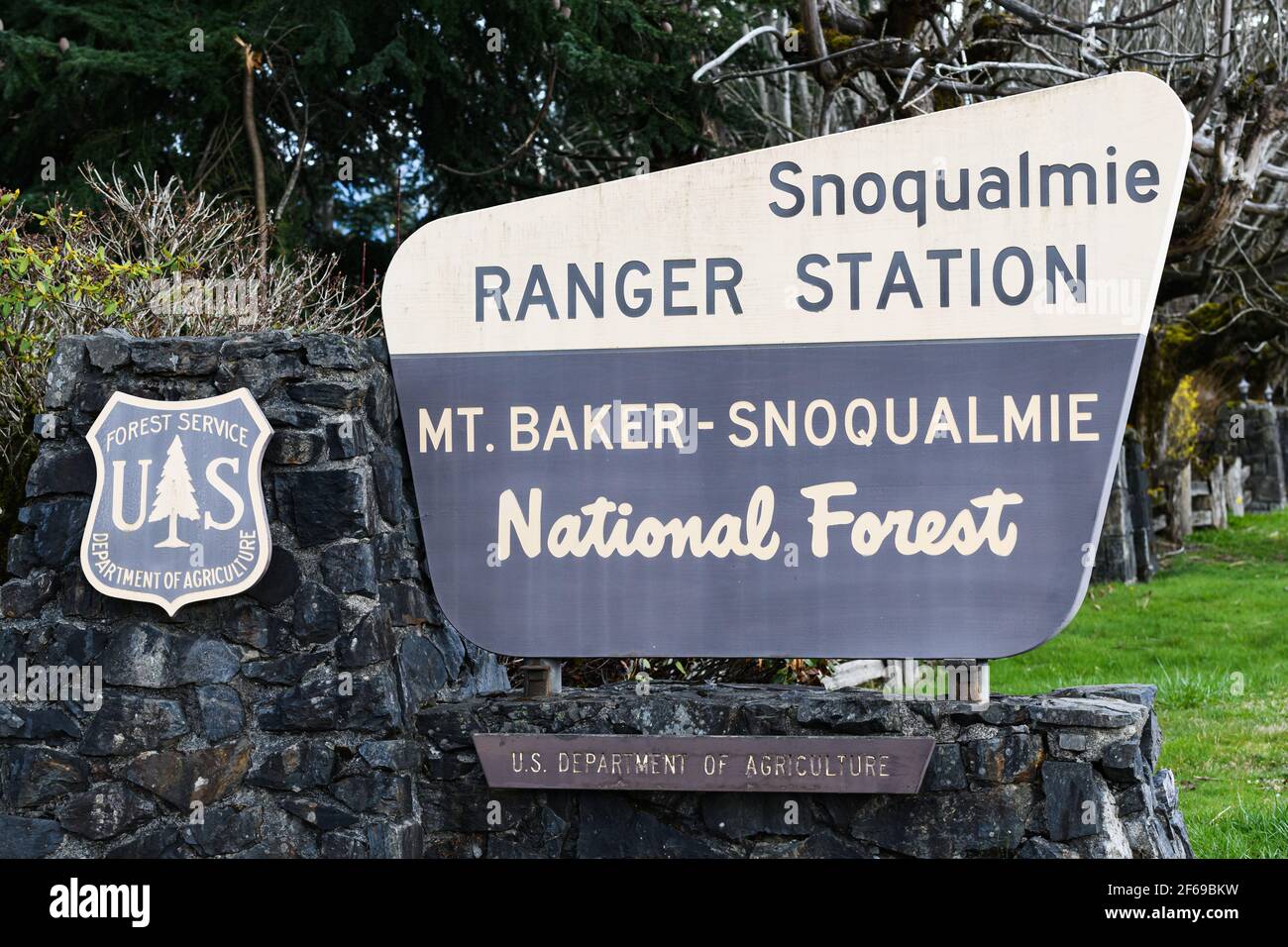 Snoqualmie Ranger Station unterschreiben für den Mt Baker Snoqualmie National Wald in North Bend Washington in den Ausläufern der Die Cascade Mountains Stockfoto