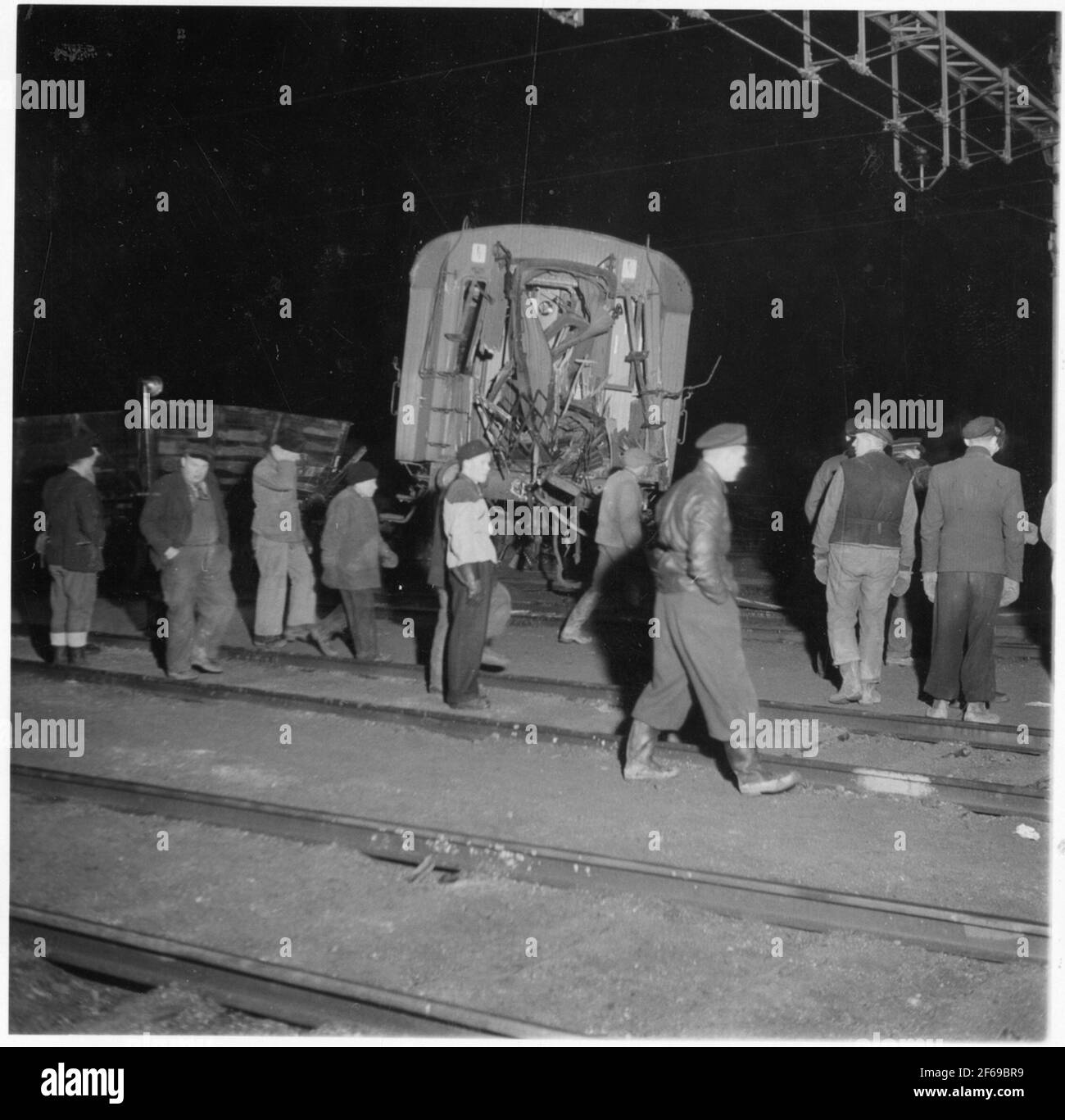 Personensammlung vor dem Wagen nach Zugunfall. Stockfoto