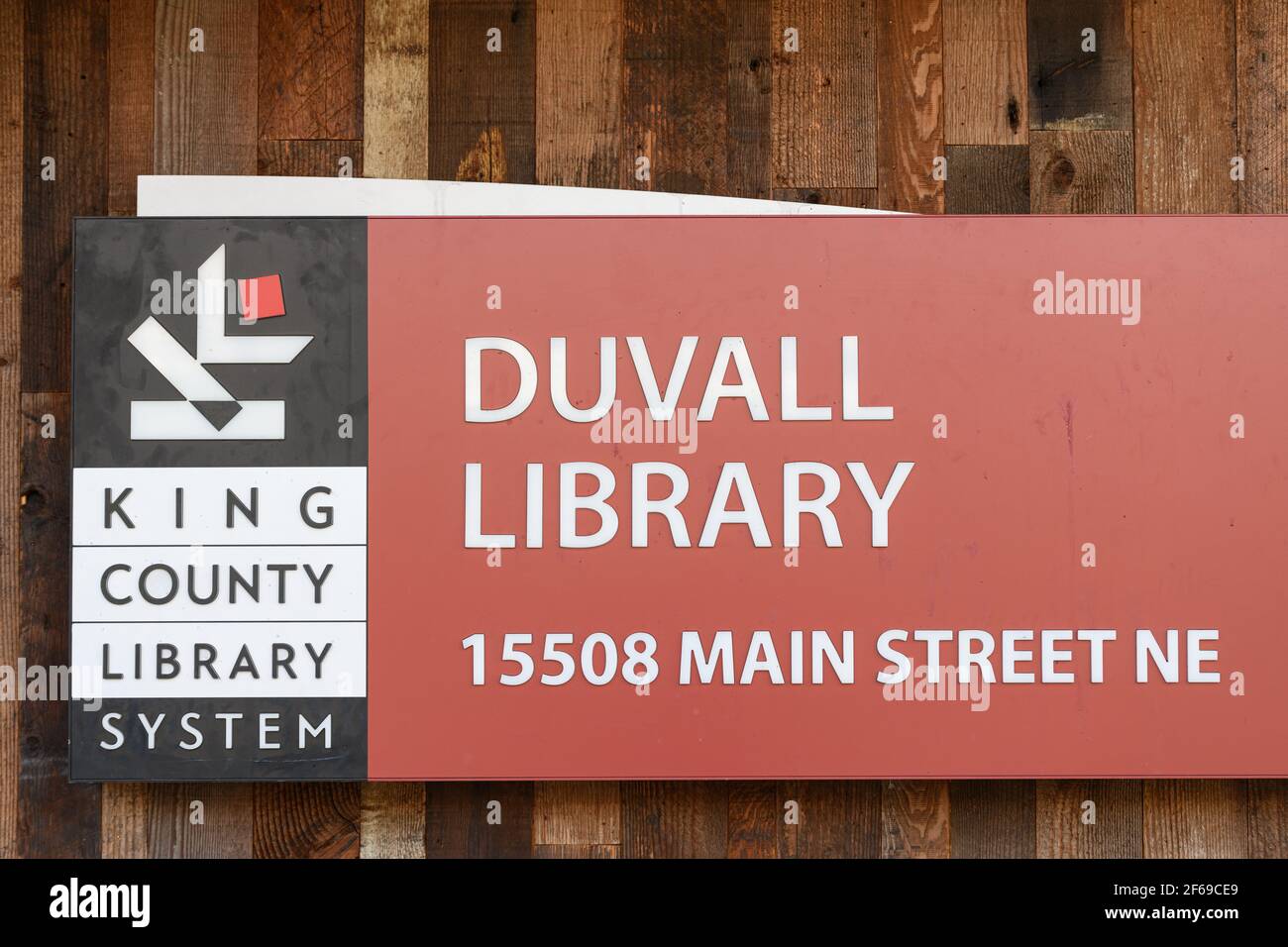Das Informationsschild auf der Anlage des King County Library Systems Bei Duvall in East King County, wo die Adresse angezeigt wird Das Gebäude und ihr Logo Stockfoto