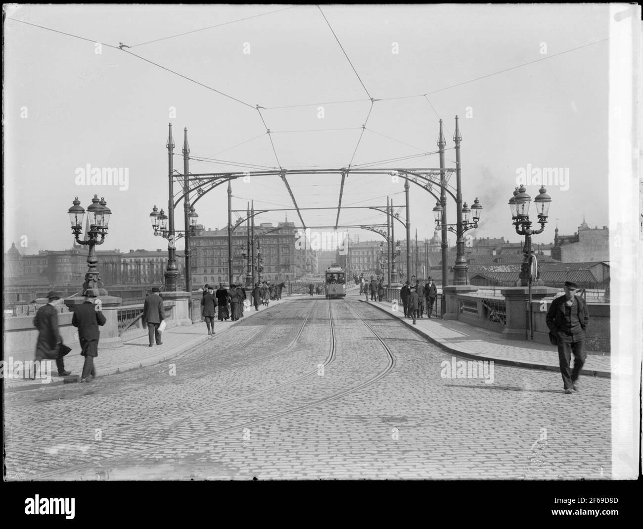 Straßenbahnlinie 2 auf dem Weg über die Kungsbron in Richtung Kungsbridge. Stockfoto